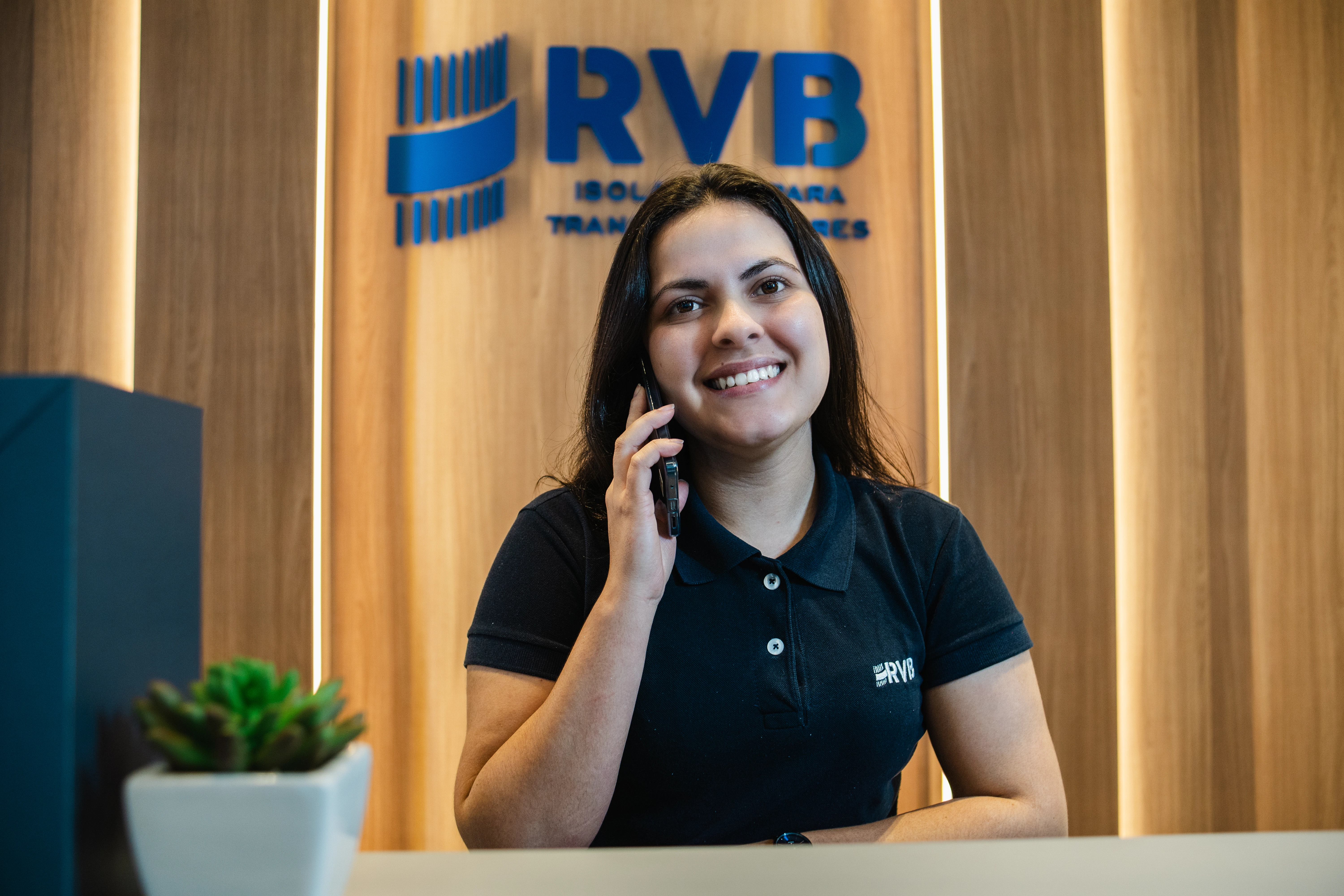 mulher sorrindo para a câmera